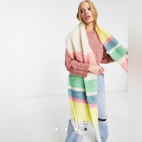 Chunky, oversized preloved scarf - Picture 3 of 5